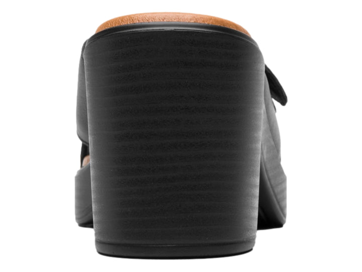 Sandalia Flexi color negro para mujer con tacón cuadrado, plataforma y detalle de hebilla dorada.