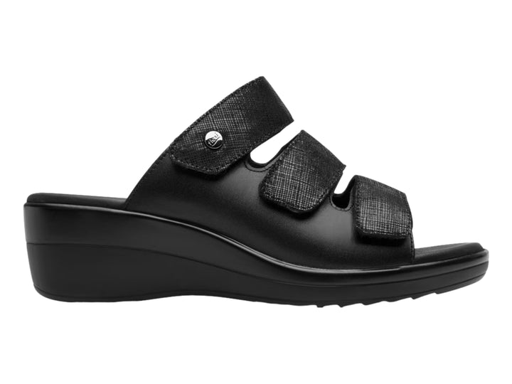 Sandalia Flexi color negro para mujer con plataforma y tres correas ajustables.