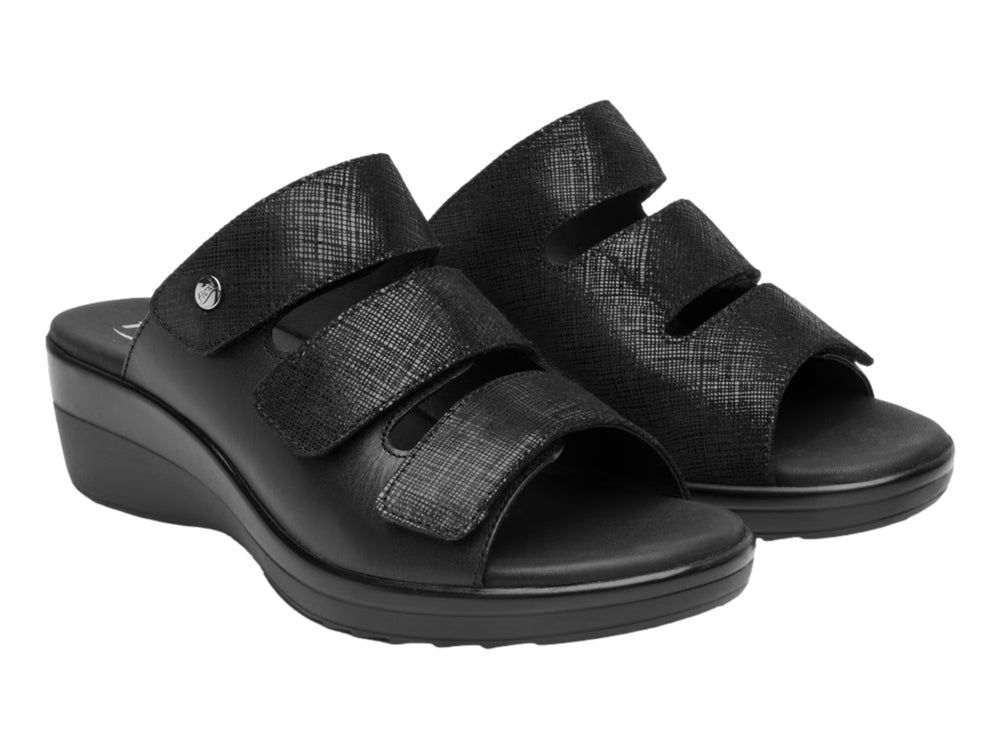 Sandalia Flexi color negro para mujer con plataforma y tres correas ajustables.