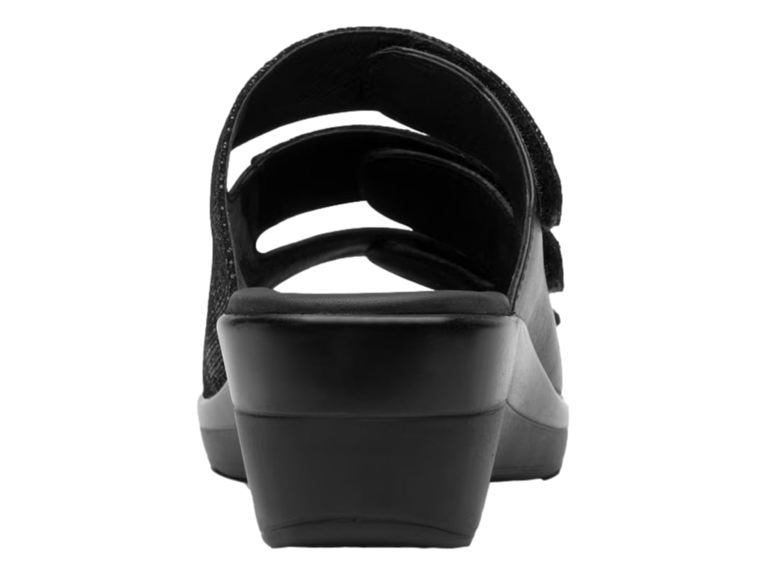 Sandalia Flexi color negro para mujer con plataforma y tres correas ajustables.
