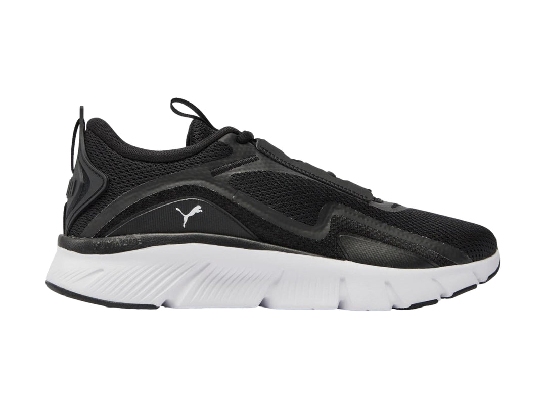 Tenis deportivos PUMA color negro con suela blanca y malla transpirable.