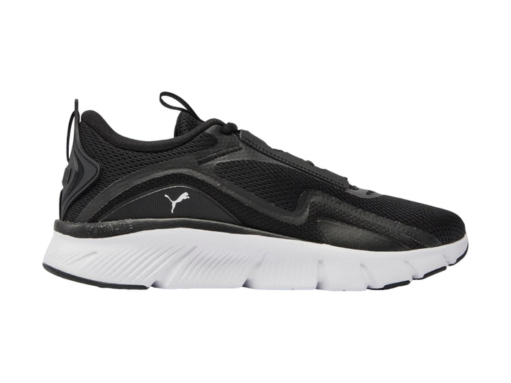 Tenis deportivos PUMA color negro con suela blanca y malla transpirable.