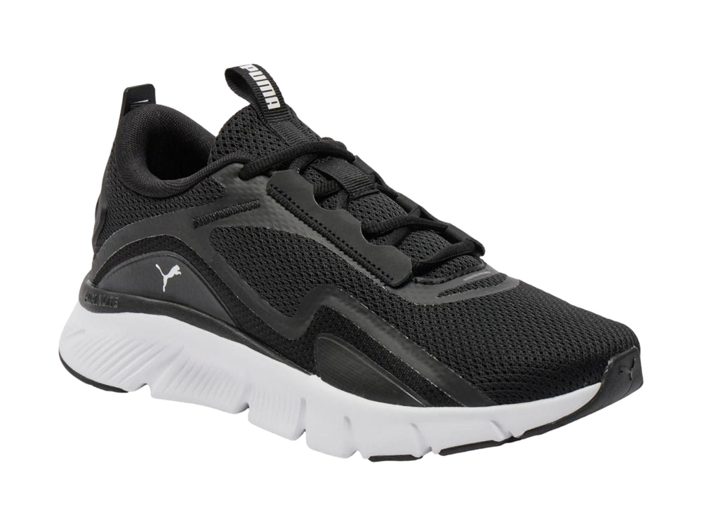 Tenis deportivos PUMA color negro con suela blanca y malla transpirable.