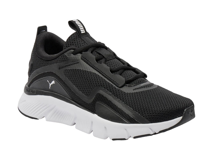 Tenis deportivos PUMA color negro con suela blanca y malla transpirable.