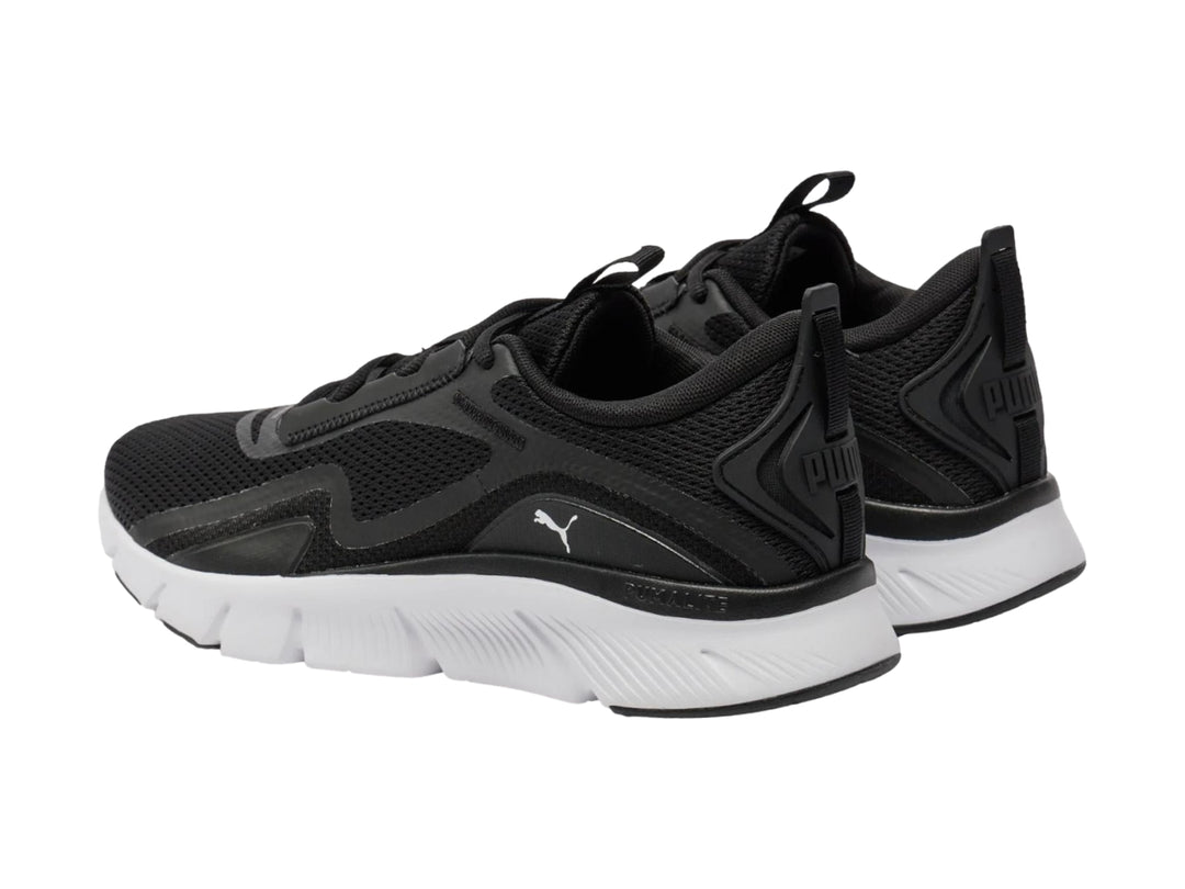 Tenis deportivos PUMA color negro con suela blanca y malla transpirable.