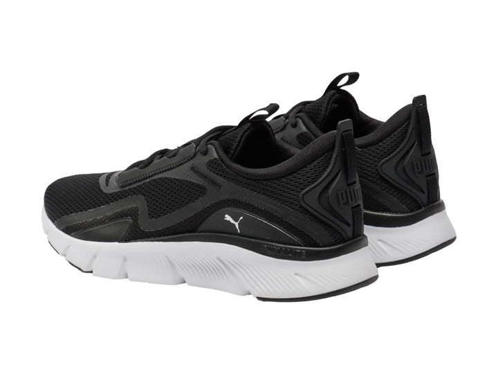 Tenis deportivos PUMA color negro con suela blanca y malla transpirable.