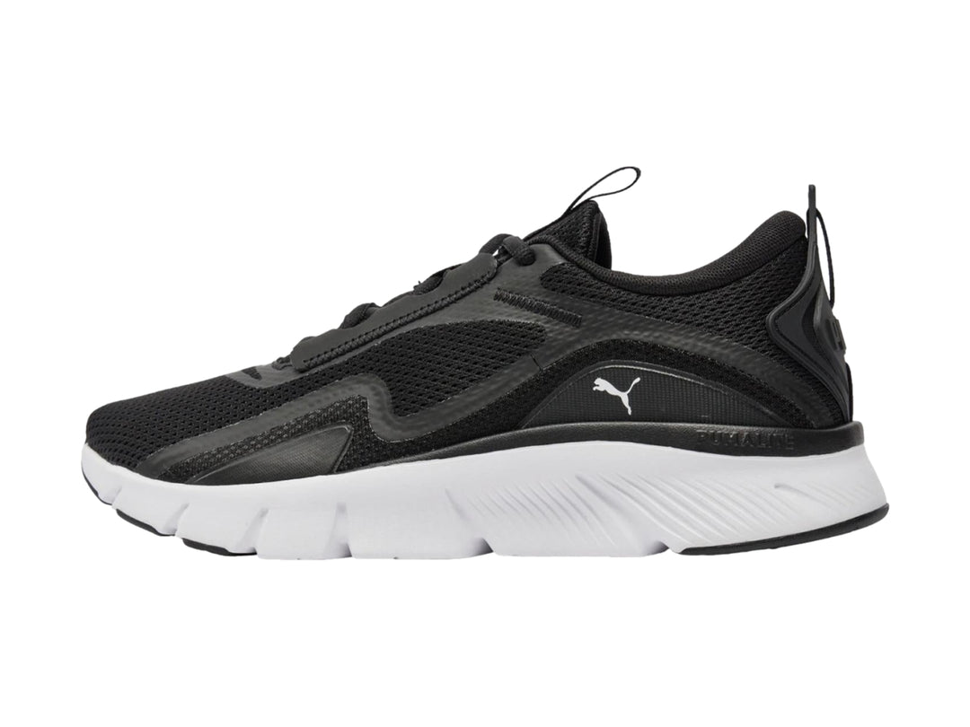 Tenis deportivos PUMA color negro con suela blanca y malla transpirable.