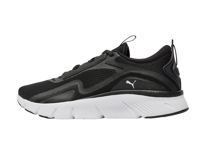 Tenis deportivos PUMA color negro con suela blanca y malla transpirable.
