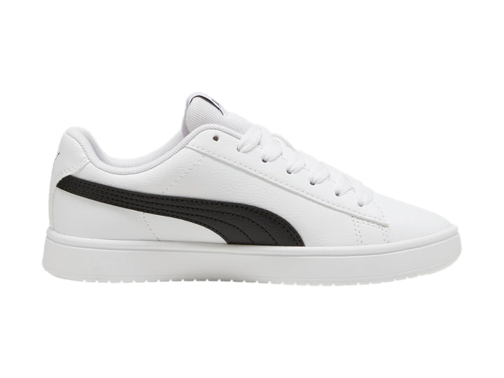 Tenis PUMA Rickie Classic Jr color blanco con detalle negro en el lateral y suela blanca.
