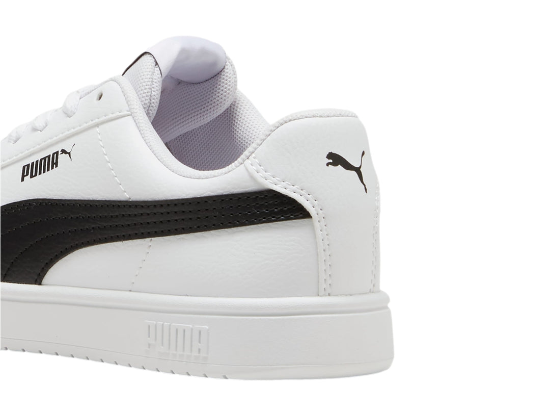 Tenis PUMA Rickie Classic Jr color blanco con detalle negro en el lateral y suela blanca.