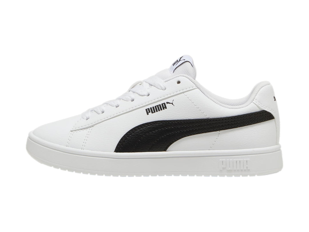 Tenis PUMA Rickie Classic Jr color blanco con detalle negro en el lateral y suela blanca.