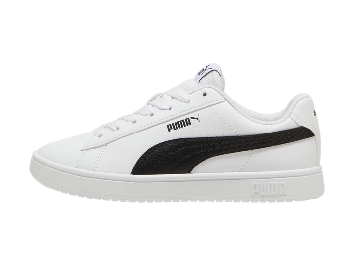 Tenis PUMA Rickie Classic Jr color blanco con detalle negro en el lateral y suela blanca.