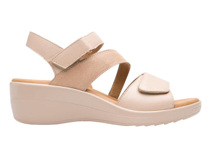 Sandalia Flexi color beige con plataforma y correas ajustables.
