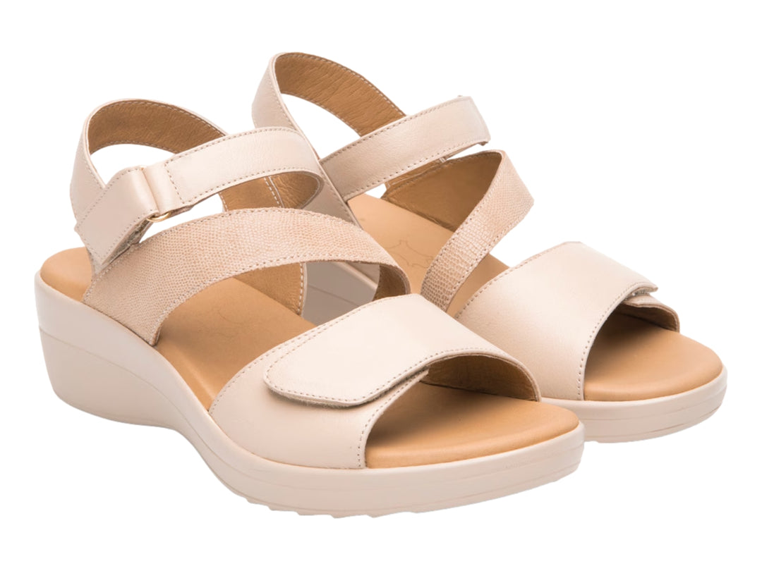 Sandalia Flexi color beige con plataforma y correas ajustables.