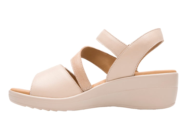 Sandalia Flexi color beige con plataforma y correas ajustables.