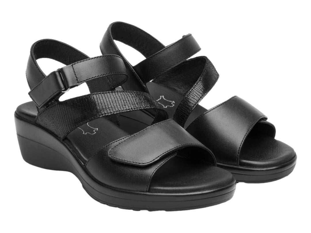 Sandalia negra de plataforma con correas ajustables y suela cómoda.