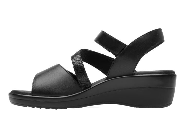 Sandalia negra de plataforma con correas ajustables y suela cómoda.