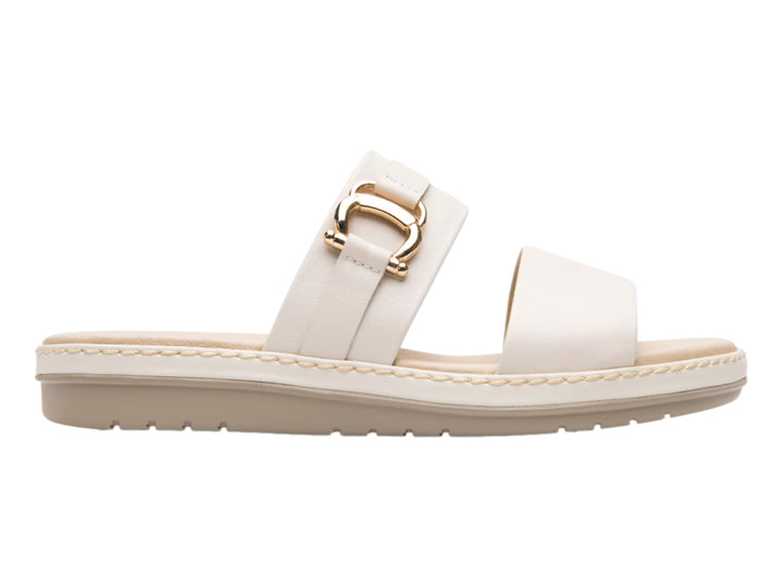 Sandalia Flexi color beige con hebilla dorada y suela plana.