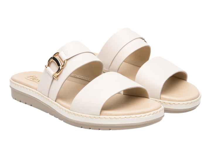 Sandalia Flexi color beige con hebilla dorada y suela plana.