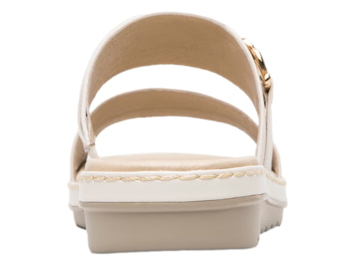 Sandalia Flexi color beige con hebilla dorada y suela plana.