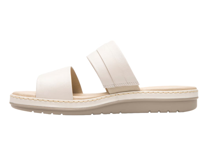 Sandalia Flexi color beige con hebilla dorada y suela plana.