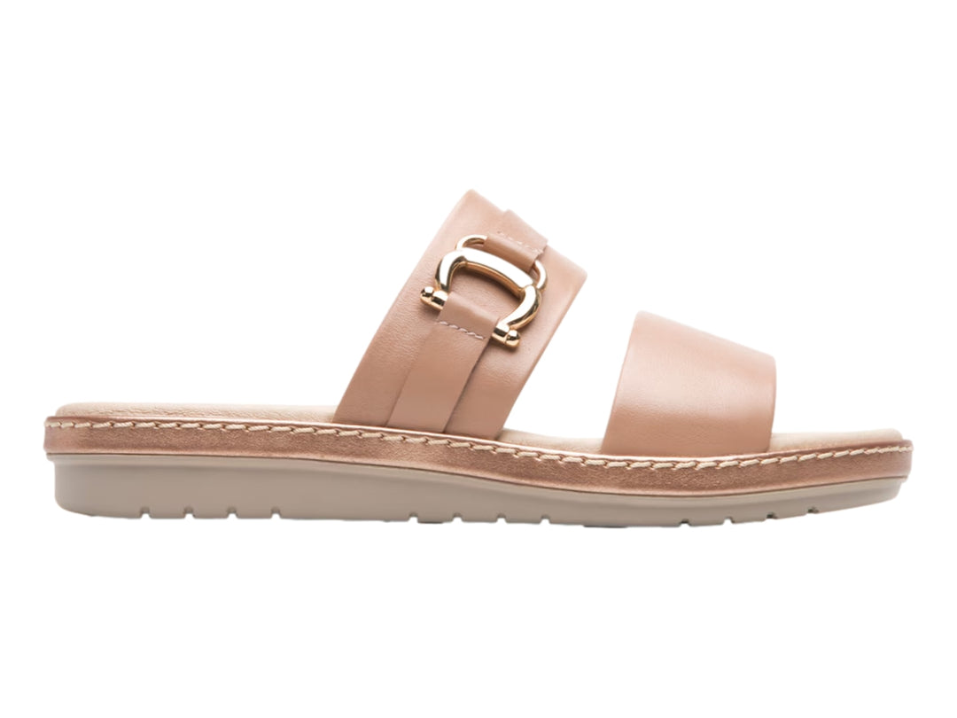 Sandalia Flexi color beige con hebilla dorada y suela plana.