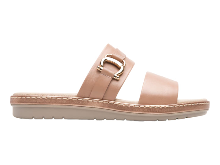 Sandalia Flexi color beige con hebilla dorada y suela plana.