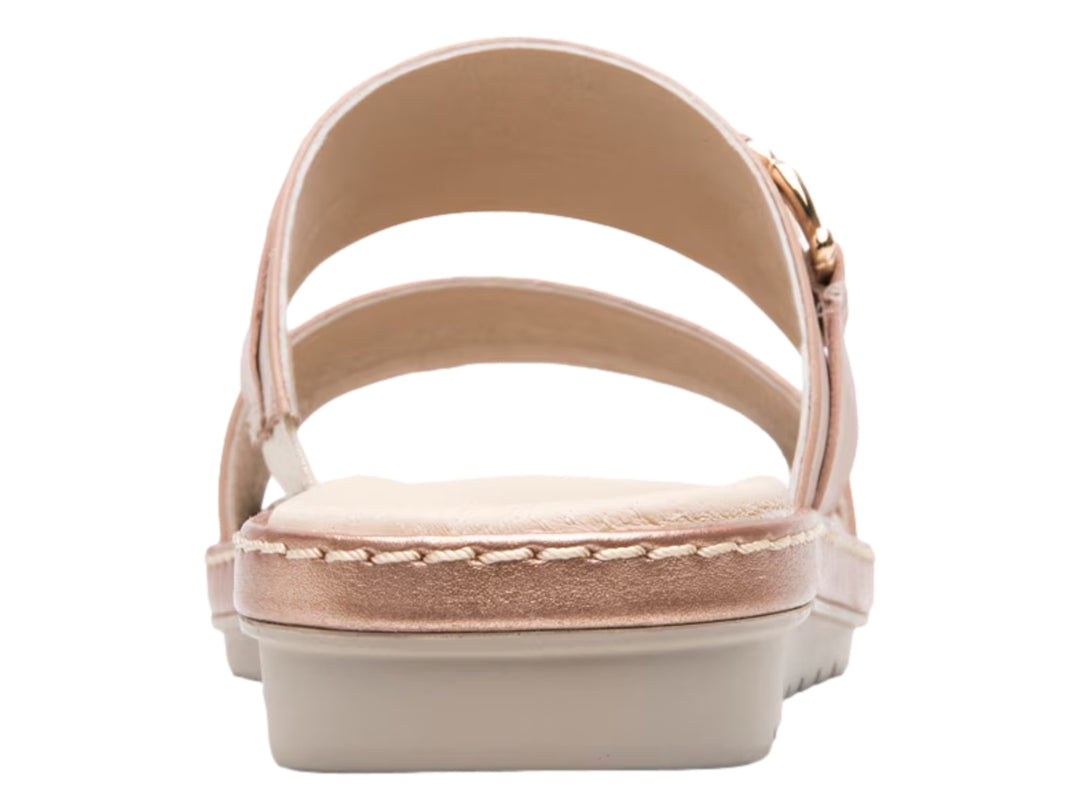 Sandalia Flexi color beige con hebilla dorada y suela plana.