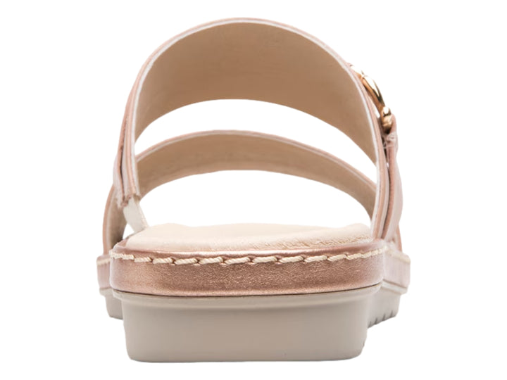 Sandalia Flexi color beige con hebilla dorada y suela plana.