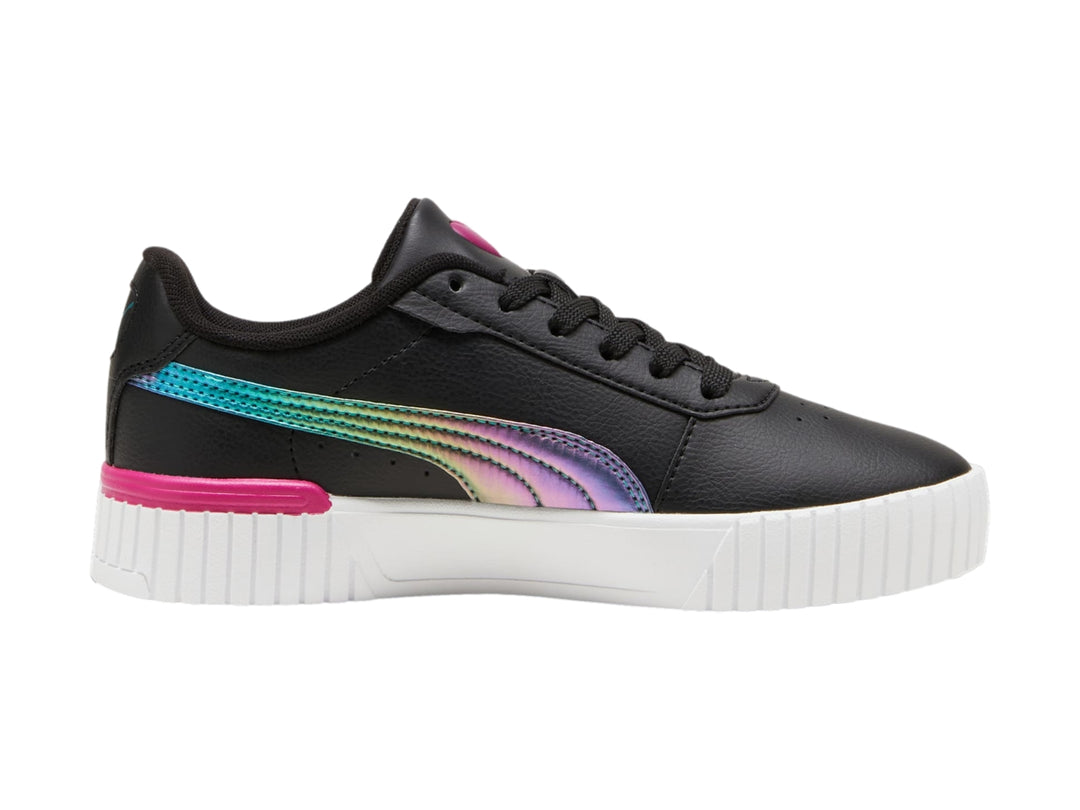 Tenis PUMA Carina 2.0 color negro con franja iridiscente multicolor, detalle rosa y suela blanca gruesa.