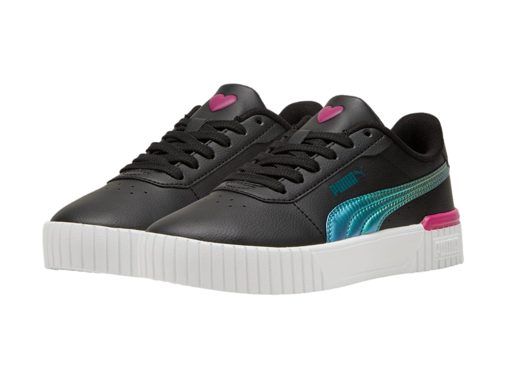 Tenis PUMA Carina 2.0 color negro con franja iridiscente multicolor, detalle rosa y suela blanca gruesa.