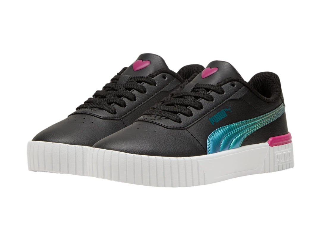 Tenis PUMA Carina 2.0 color negro con franja iridiscente multicolor, detalle rosa y suela blanca gruesa.