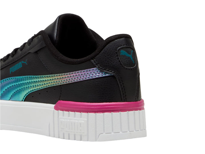 Tenis PUMA Carina 2.0 color negro con franja iridiscente multicolor, detalle rosa y suela blanca gruesa.