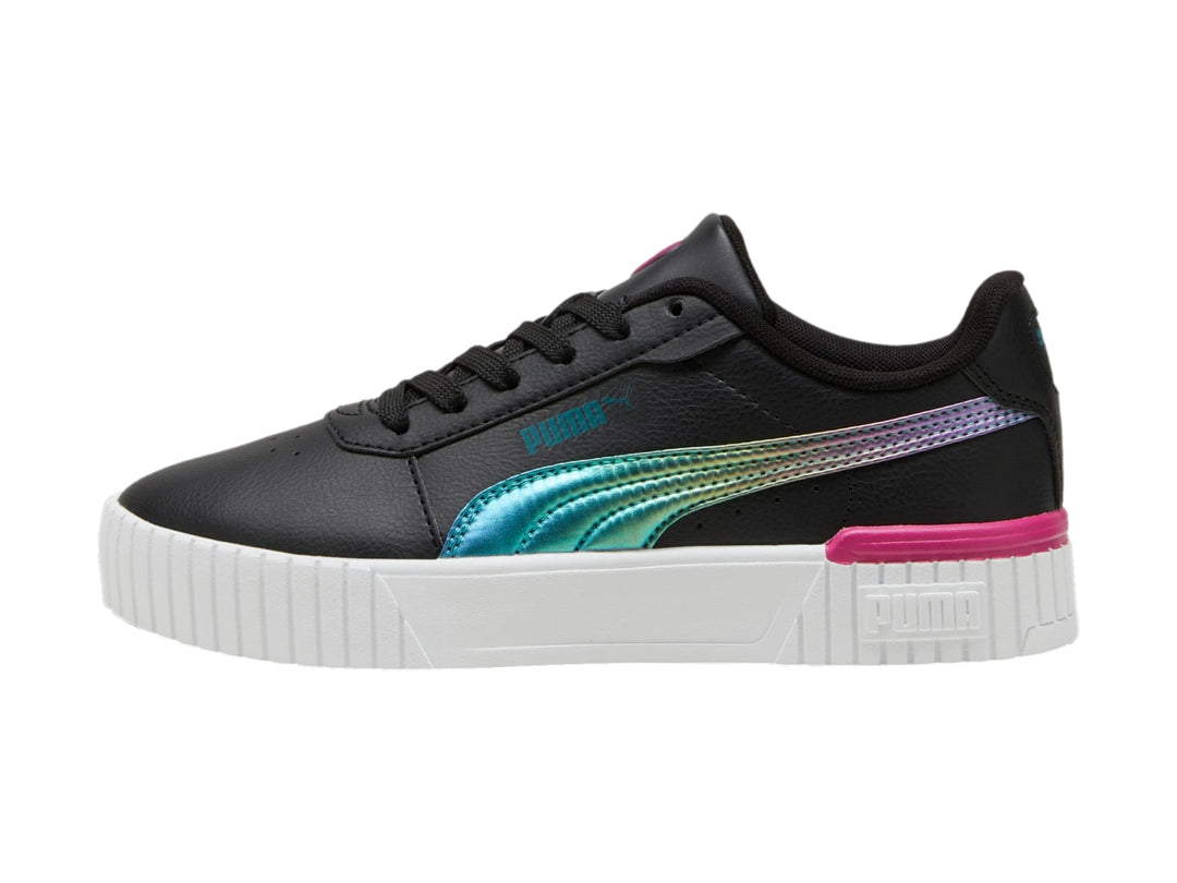 Tenis PUMA Carina 2.0 color negro con franja iridiscente multicolor, detalle rosa y suela blanca gruesa.