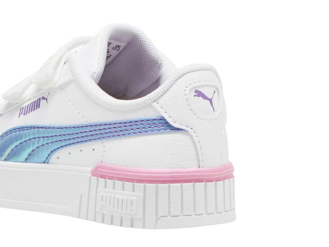 Tenis PUMA blancos para niña con cierre de velcro, franja holográfica y detalle rosa en la suela.