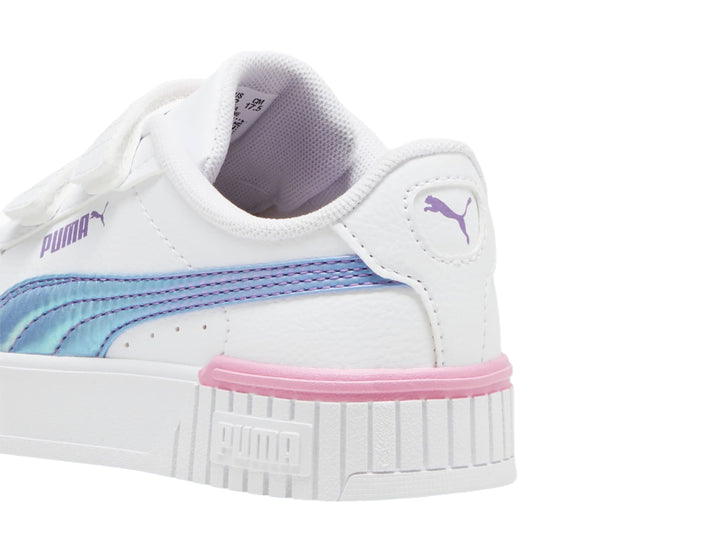 Tenis PUMA blancos para niña con cierre de velcro, franja holográfica y detalle rosa en la suela.