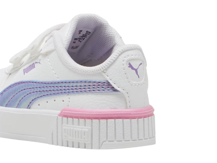 Tenis PUMA blancos para niña con detalles en lavanda y rosa, cierre de velcro y suela de plataforma.