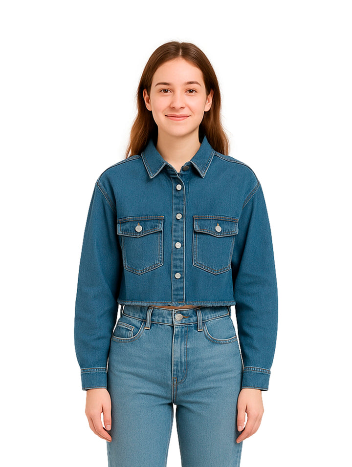 Mujer vistiendo una chamarra corta de mezclilla color azul con botones y bolsillos frontales.