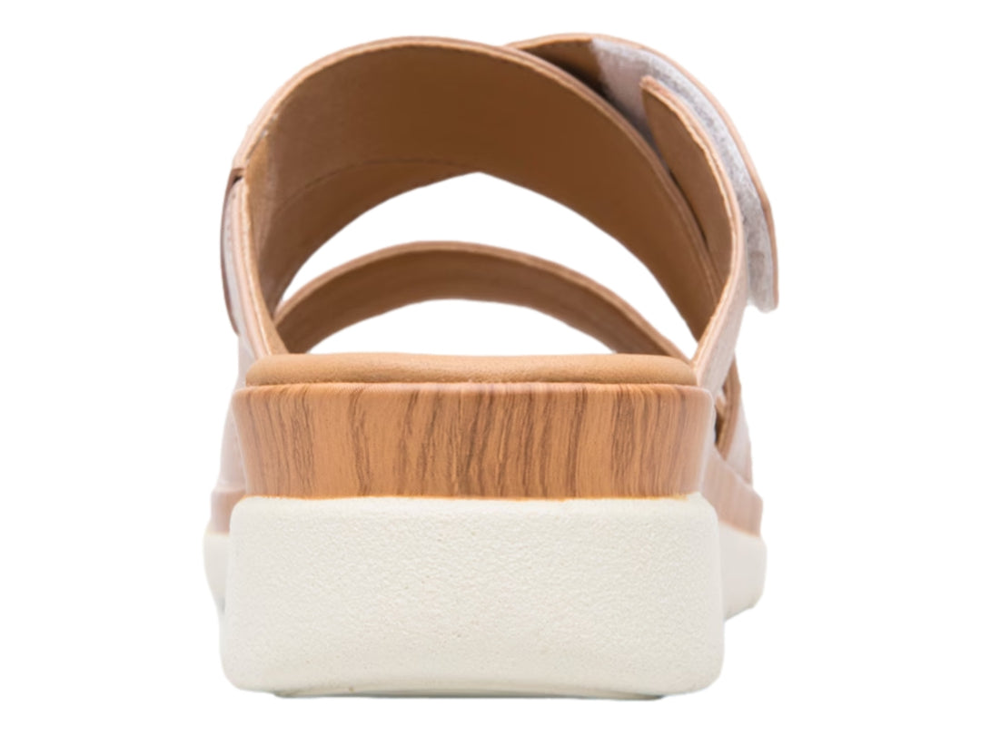 Sandalia Flexi color rosa con dos correas, plantilla efecto madera y suela blanca gruesa para mujer.