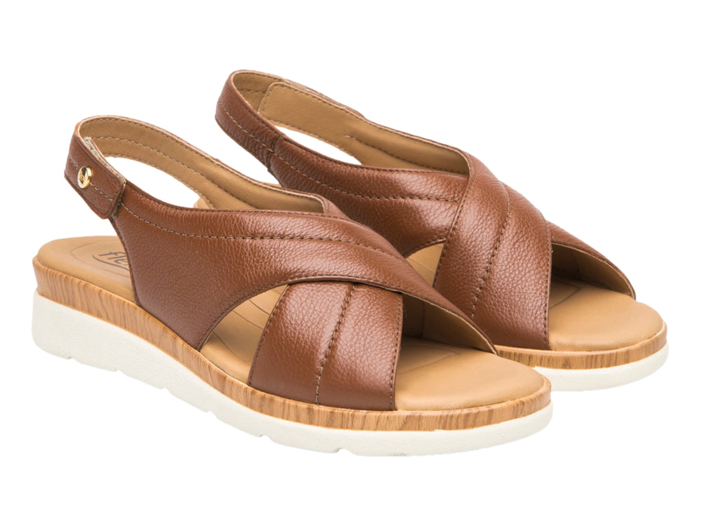 Sandalia Flexi color tan para mujer con correa posterior y suela blanca contrastante.