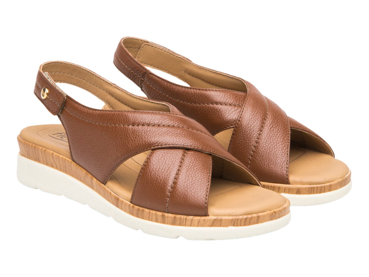 Sandalia Flexi color tan para mujer con correa posterior y suela blanca contrastante.