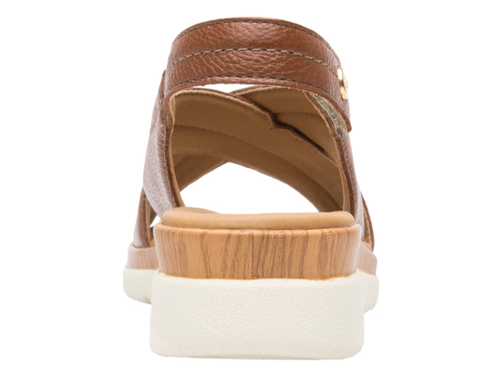 Sandalia Flexi color tan para mujer con correa posterior y suela blanca contrastante.