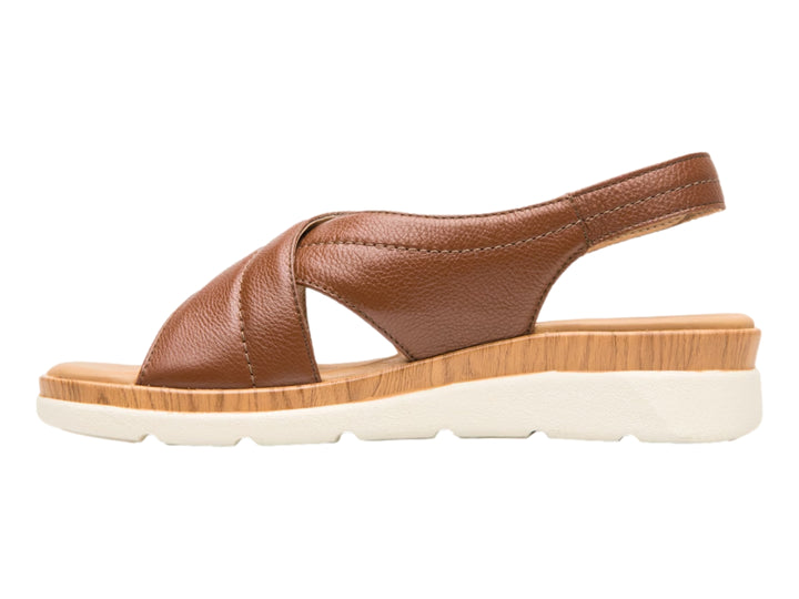 Sandalia Flexi color tan para mujer con correa posterior y suela blanca contrastante.