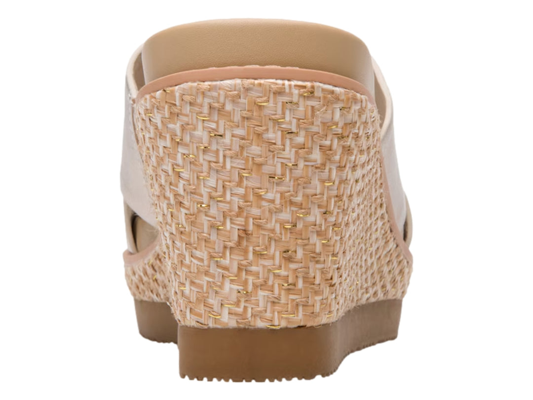 Sandalia de cuña color oro con plataforma tejida en beige y suela marrón.
