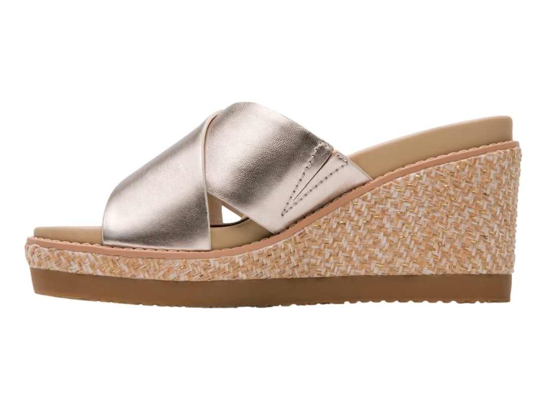 Sandalia de cuña color oro con plataforma tejida en beige y suela marrón.