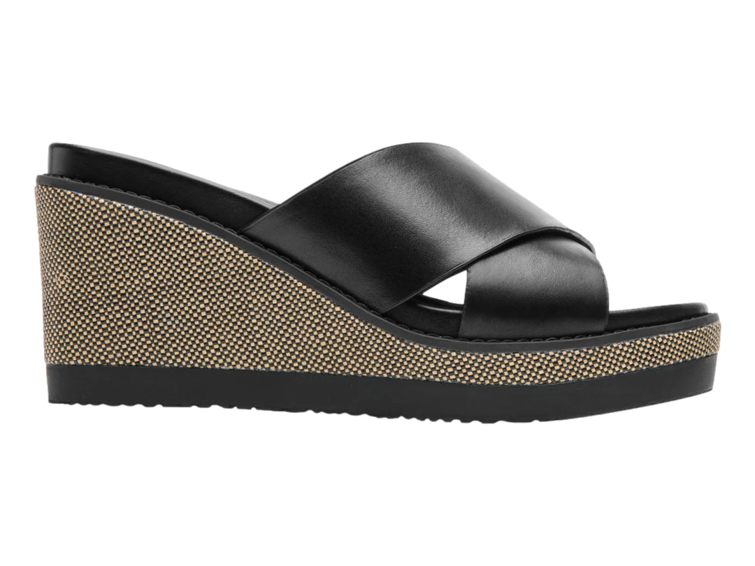 Sandalia de cuña color negro con plataforma tejida en beige y suela negra.