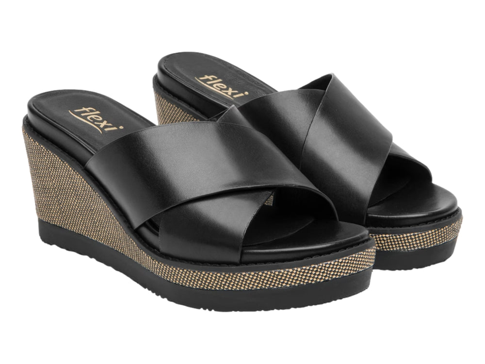Sandalia de cuña color negro con plataforma tejida en beige y suela negra.