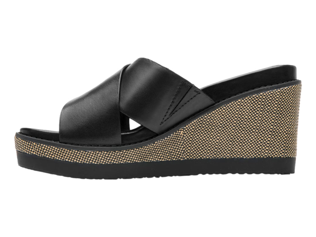 Sandalia de cuña color negro con plataforma tejida en beige y suela negra.