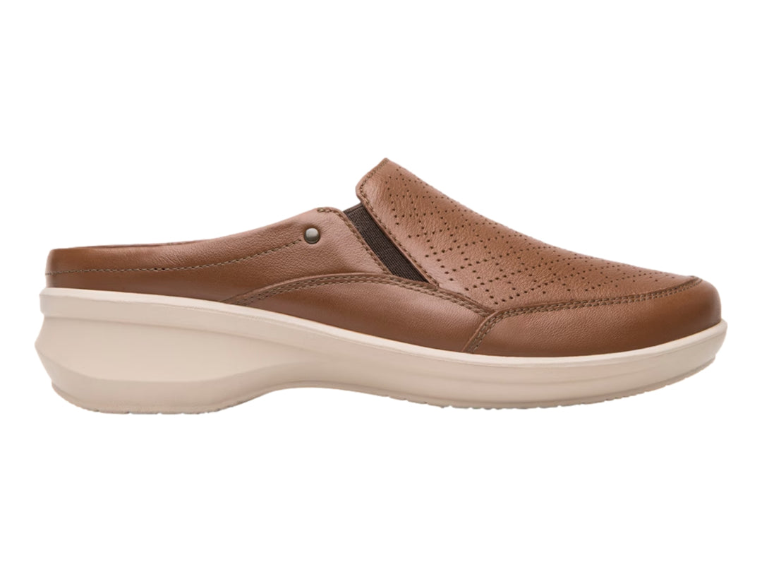 Zapato slip-on Flexi color marrón con suela gruesa color beige.