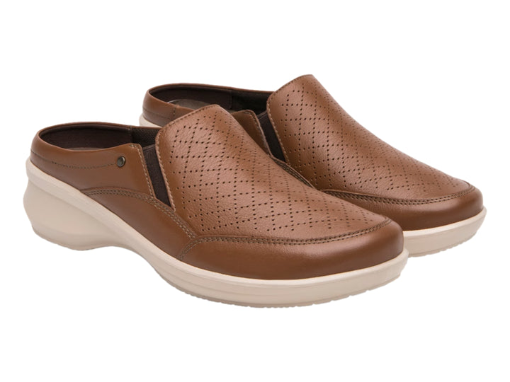 Zapato slip-on Flexi color marrón con suela gruesa color beige.